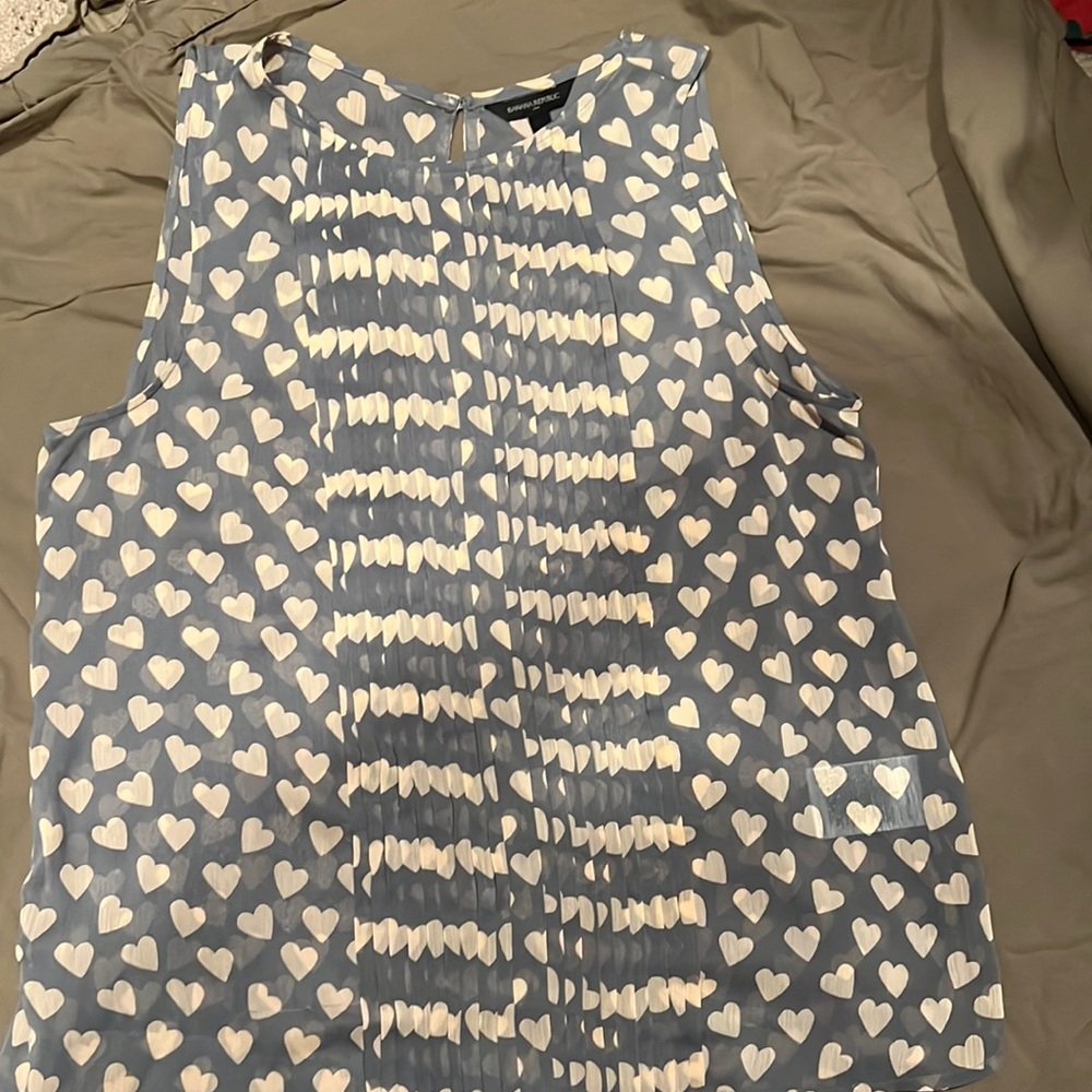 Banana Republic women’s large sleeveless blouse, perfect for office and school